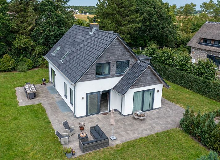Luftaufnahme von Bungalowpark 't Hoogelandt - Villa 106F, einem geraeumigen Ferienhaus in De Dennen, Texel, umgeben von Gruenanlagen.