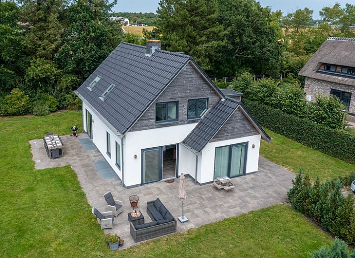 Luftaufnahme von Bungalowpark 't Hoogelandt - Villa 106F, einem geraeumigen Ferienhaus in De Dennen, Texel, umgeben von Gruenanlagen.