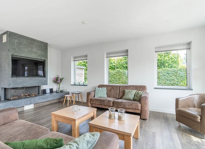 Luftaufnahme von Bungalowpark 't Hoogelandt - Villa 106F, einem geraeumigen Ferienhaus in De Dennen, Texel, umgeben von Gruenanlagen.