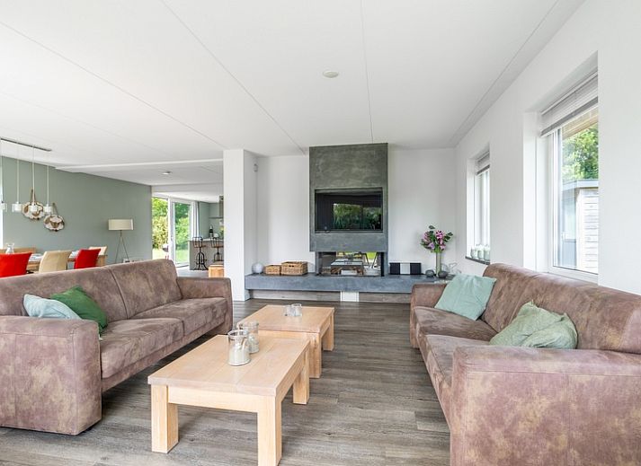 Luftaufnahme von Bungalowpark 't Hoogelandt - Villa 106F, einem geraeumigen Ferienhaus in De Dennen, Texel, umgeben von Gruenanlagen.