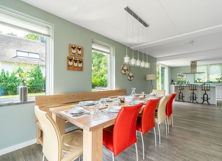 Villa 106F im Bungalowpark 't Hoogelandt, Texel, mit grosser Terrasse und Gartensitzplatz in der natuerlichen Umgebung von De Dennen.