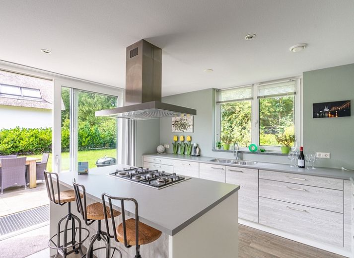 Villa 106F im Bungalowpark 't Hoogelandt, Texel, mit grosser Terrasse und Gartensitzplatz in der natuerlichen Umgebung von De Dennen.