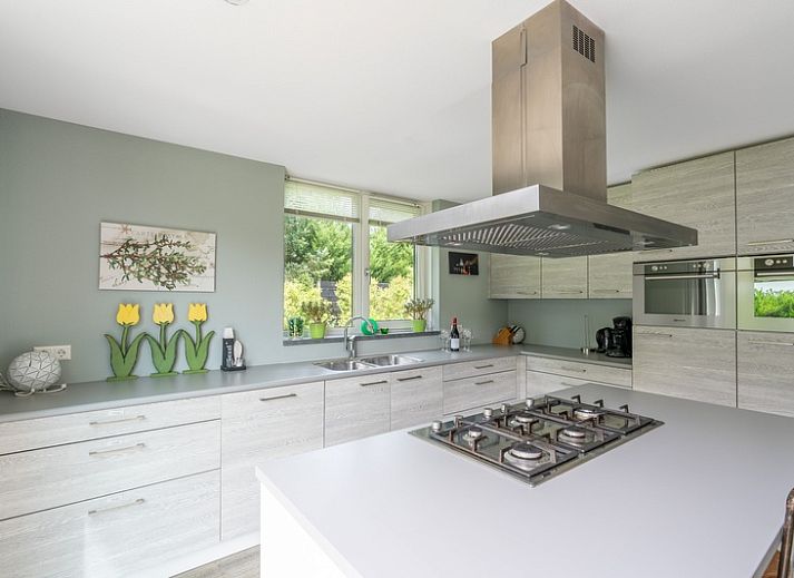 Villa 106F im Bungalowpark 't Hoogelandt, Texel, mit grosser Terrasse und Gartensitzplatz in der natuerlichen Umgebung von De Dennen.