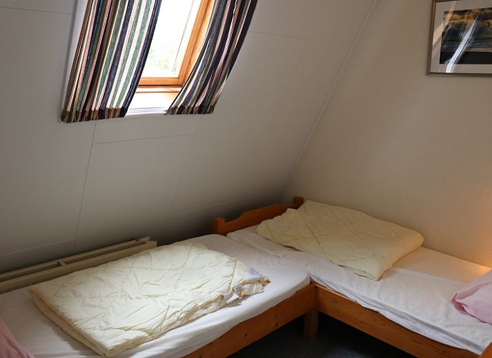 Gezellige woonkamer van Vakantiehuis Gortersmient 290 in De Dennen, Texel, met veel natuurlijk licht.