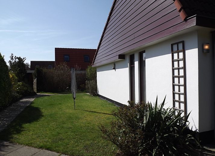 Gezellige woonkamer van Vakantiehuis Gortersmient 290 in De Dennen, Texel, met veel natuurlijk licht.