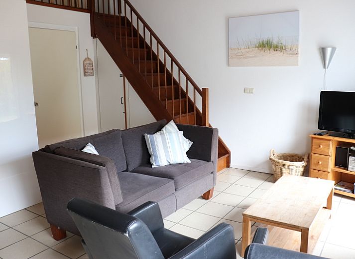 Gezellige woonkamer van Vakantiehuis Gortersmient 290 in De Dennen, Texel, met veel natuurlijk licht.