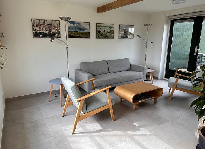 Gemuetliches Wohnzimmer in 't Seumerhuussie, Ferienhaus De Dennen Texel, mit Blick auf den Garten.