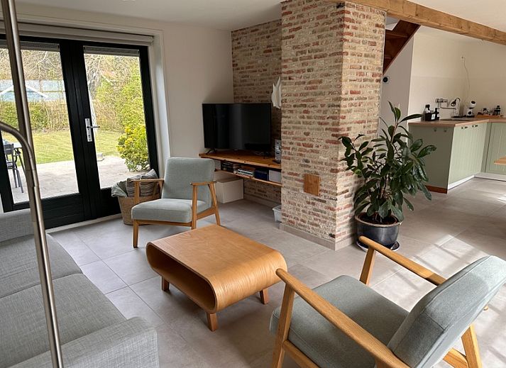 Gemuetliches Wohnzimmer in 't Seumerhuussie, Ferienhaus De Dennen Texel, mit Blick auf den Garten.