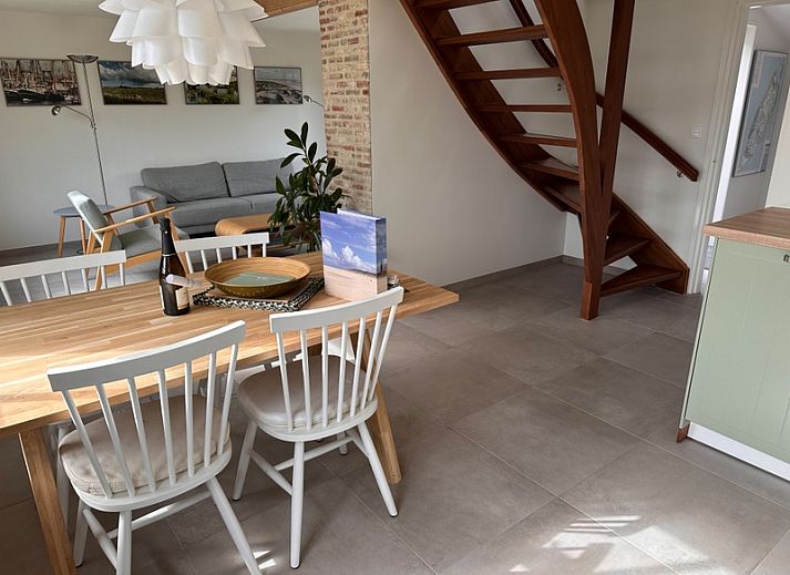 Aussenansicht von 't Seumerhuussie, charmantes Ferienhaus in De Dennen, Texel, umgeben von Natur.