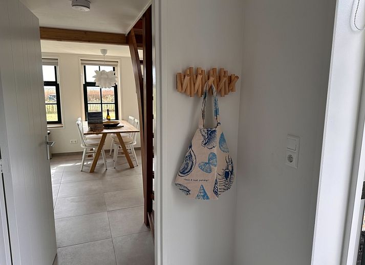 Helles Wohnzimmer in 't Seumerhuussie, Ferienhaus De Dennen Texel, mit moderner Einrichtung und Gartenblick.