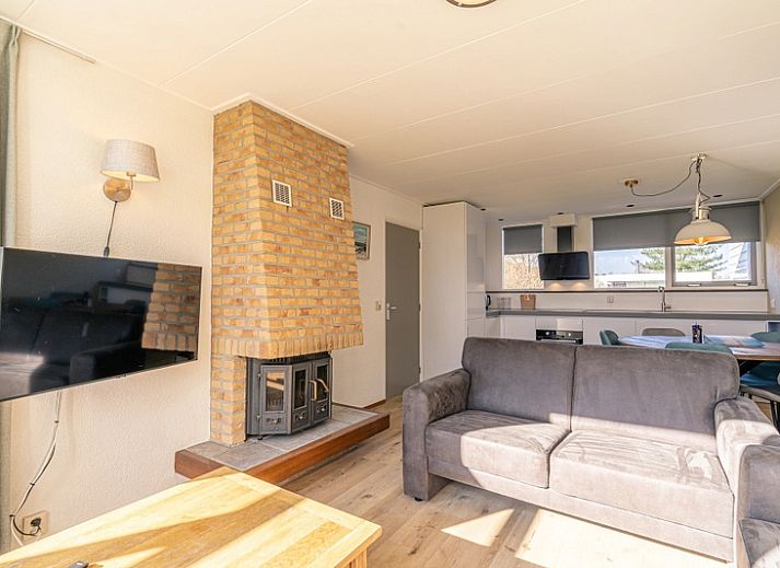 Bungalowpark De Parel - Vakantiehuis de Parel 166, Texel: Ruim grasveld bij het vakantiehuis in De Dennen, ideaal voor ontspanning.