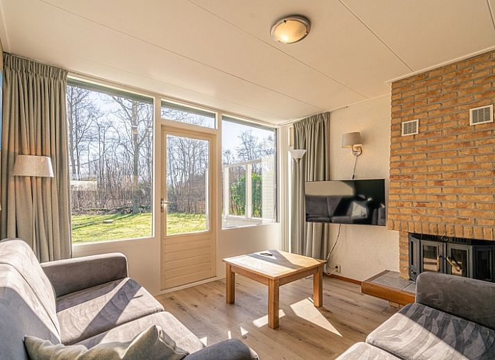 Bungalowpark De Parel - Vakantiehuis de Parel 166, Texel: Ruim grasveld bij het vakantiehuis in De Dennen, ideaal voor ontspanning.