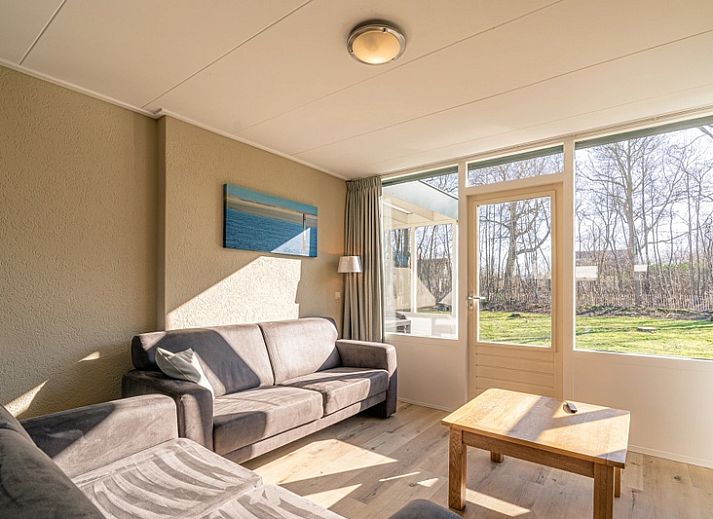 Bungalowpark De Parel - Vakantiehuis de Parel 166, Texel: Ruim grasveld bij het vakantiehuis in De Dennen, ideaal voor ontspanning.
