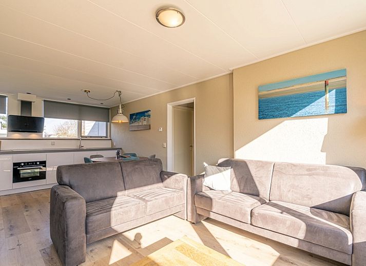 Bungalowpark De Parel - Vakantiehuis de Parel 166, Texel: Ruim grasveld bij het vakantiehuis in De Dennen, ideaal voor ontspanning.