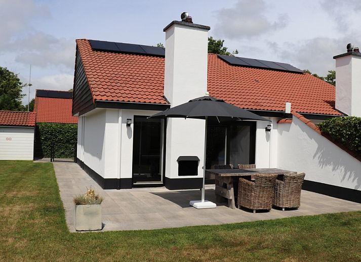 Ferienhaus Gortersmient 302 in De Dennen, Texel mit sonniger Terrasse und moderner Einrichtung.