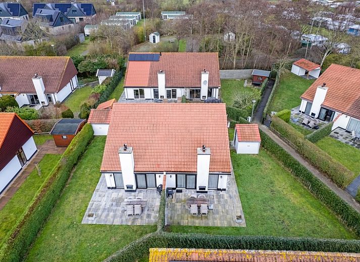 Ferienhaus Gortersmient 302 in De Dennen, Texel mit sonniger Terrasse und moderner Einrichtung.