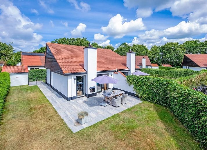 Ferienhaus Gortersmient 302 in De Dennen, Texel mit sonniger Terrasse und moderner Einrichtung.