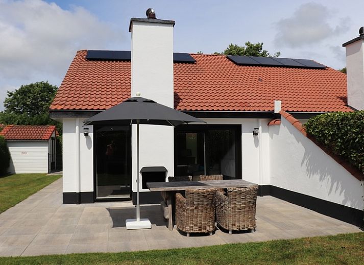 Speisesaal des Ferienhauses Gortersmient 302, De Dennen, Texel mit stimmungsvoller Dekoration.