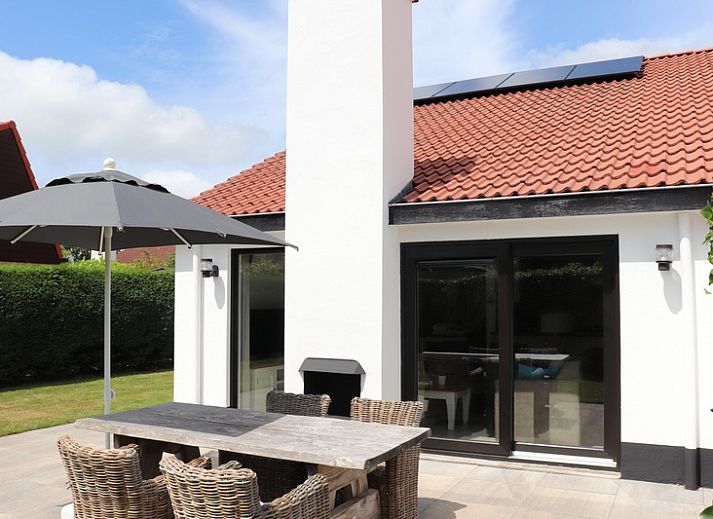 Speisesaal des Ferienhauses Gortersmient 302, De Dennen, Texel mit stimmungsvoller Dekoration.