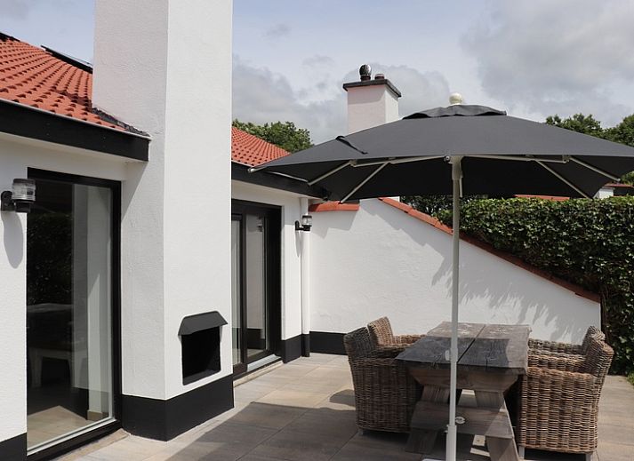 Speisesaal des Ferienhauses Gortersmient 302, De Dennen, Texel mit stimmungsvoller Dekoration.