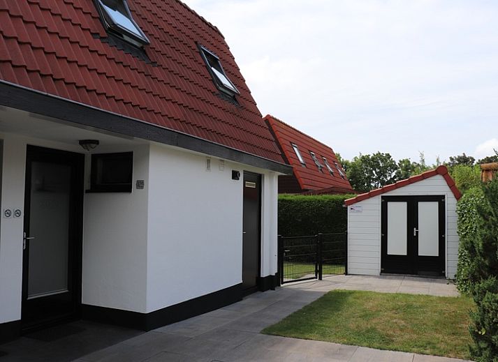 Speisesaal des Ferienhauses Gortersmient 302, De Dennen, Texel mit stimmungsvoller Dekoration.