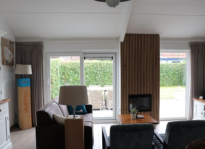 Speisesaal des Ferienhauses Gortersmient 302, De Dennen, Texel mit stimmungsvoller Dekoration.