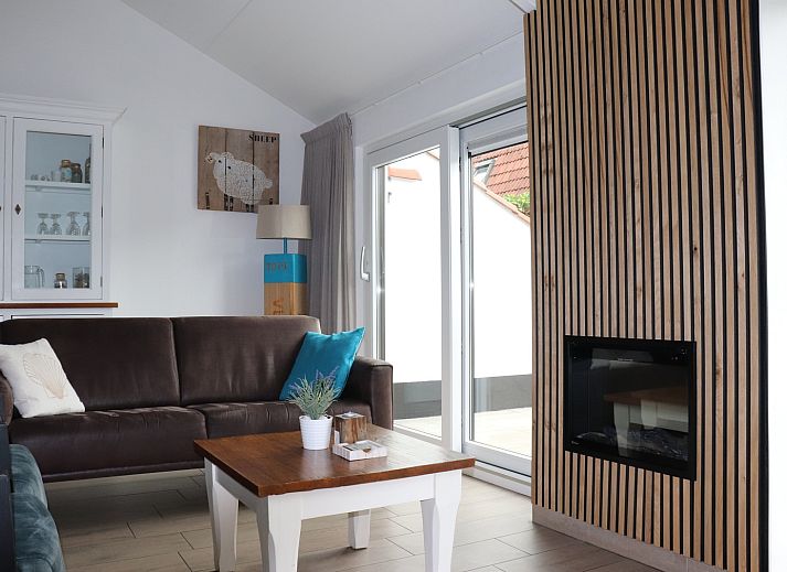 Stilvolles Badezimmer im Ferienhaus Gortersmient 302, De Dennen, Texel mit moderner Dusche.