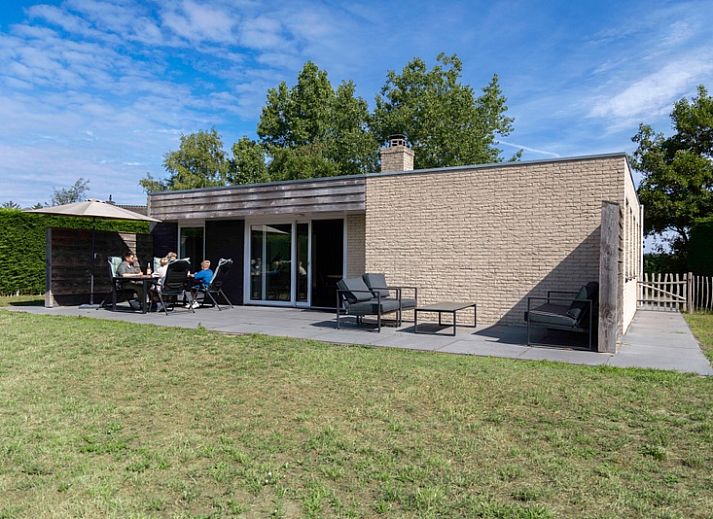 Bungalowpark 't Hoogelandt - Bungalow 90a in De Dennen, Texel mit grosser Terrasse und Sitzecke.