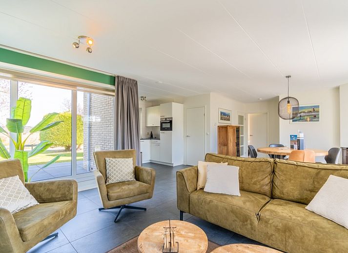 Bungalowpark 't Hoogelandt - Bungalow 90a in De Dennen, Texel mit grosser Terrasse und Sitzecke.