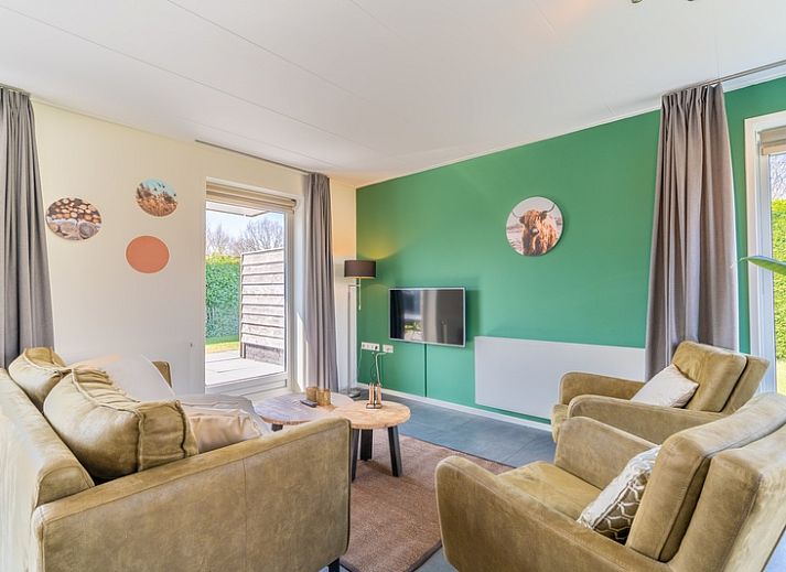 Bungalowpark 't Hoogelandt - Bungalow 90a in De Dennen, Texel mit grosser Terrasse und Sitzecke.