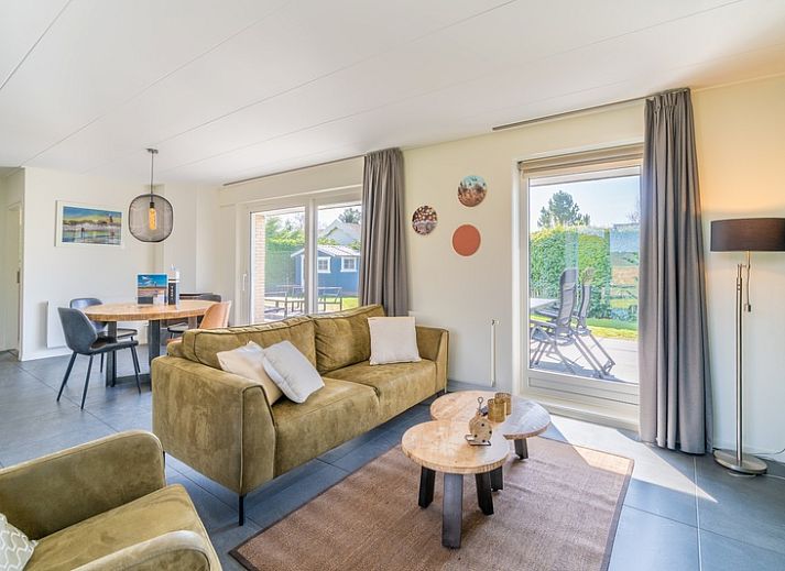 Bungalowpark 't Hoogelandt - Bungalow 90a in De Dennen, Texel mit grosser Terrasse und Sitzecke.