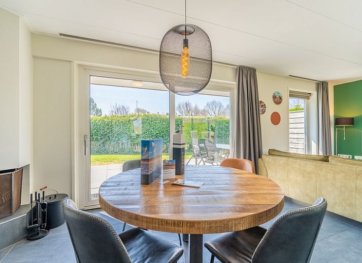 Ferienhaus Bungalow 90a im Bungalowpark 't Hoogelandt, Texel, mit Aussenbereich und Blick ins Gruene.