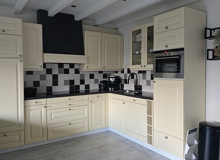 Helianthus vacation home in De Dennen, Texel with spacious garden and balcony.