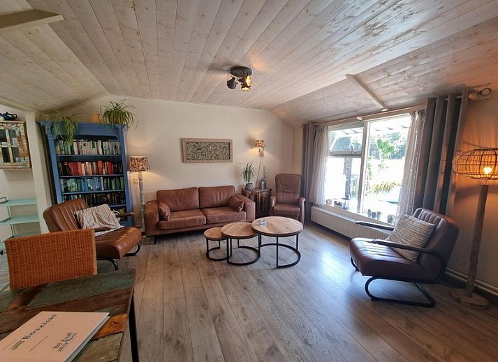 Zonnig terras bij Boszicht vakantiehuis in De Dennen, Texel met comfortabele stoelen.