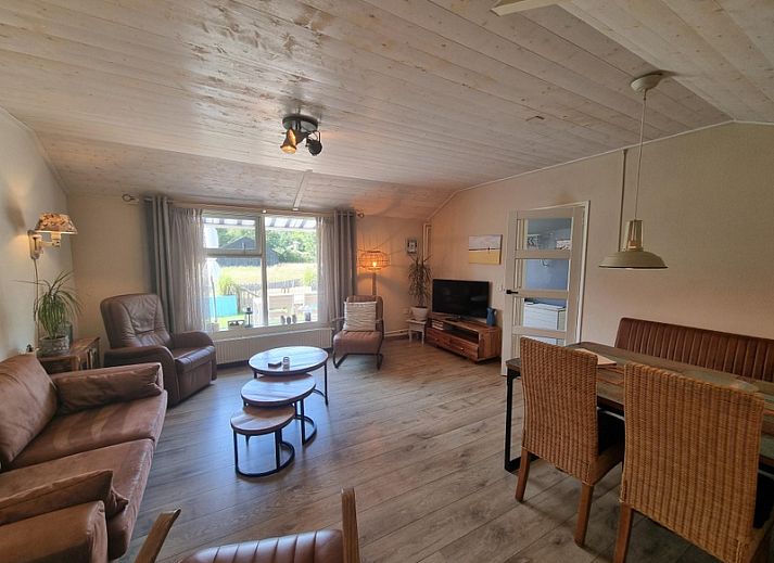 Zonnig terras bij Boszicht vakantiehuis in De Dennen, Texel met comfortabele stoelen.