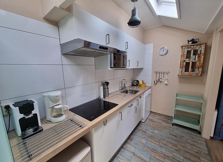 Zonnig terras bij Boszicht vakantiehuis in De Dennen, Texel met comfortabele stoelen.