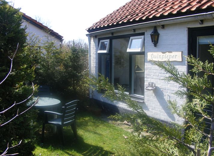 Vacation home Duinpieper in De Dennen, Texel with charming facade and green surroundings.