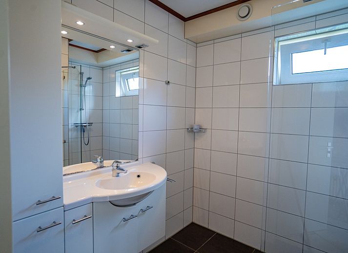 Cozy living room in Holiday Home 't Hoogelandt 134, De Dennen, Texel with comfortable sofas.