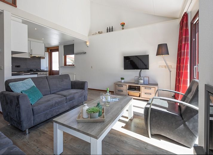 Buitenzijde van Vakantiehuis Gortersmient 328, De Dennen, Texel met ruime tuin en terras.