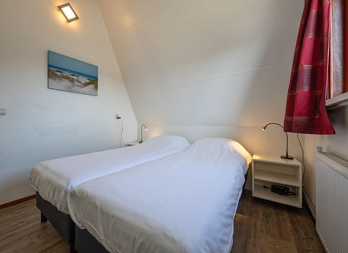 Buitenzijde van Vakantiehuis Gortersmient 328, De Dennen, Texel met ruime tuin en terras.