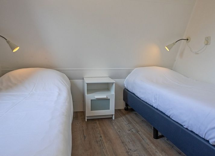 Buitenzijde van Vakantiehuis Gortersmient 328, De Dennen, Texel met ruime tuin en terras.