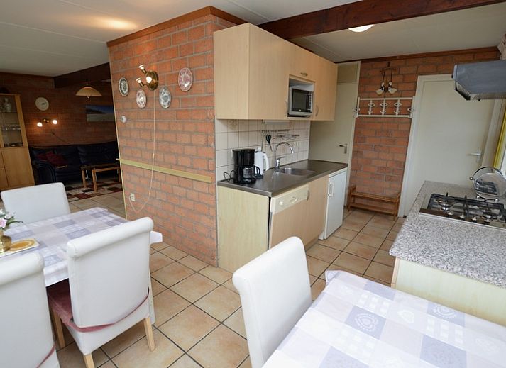 Gezellige woonkamer van Bungalow Verste Coogh 140 in De Dennen, Texel met comfortabele banken.