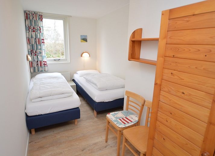 Gezellige woonkamer van Bungalow Verste Coogh 140 in De Dennen, Texel met comfortabele banken.