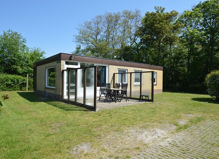 Ferienhaus Tempelierweg 37 in De Dennen, Texel mit Sonnenterrasse und gruenem Garten.