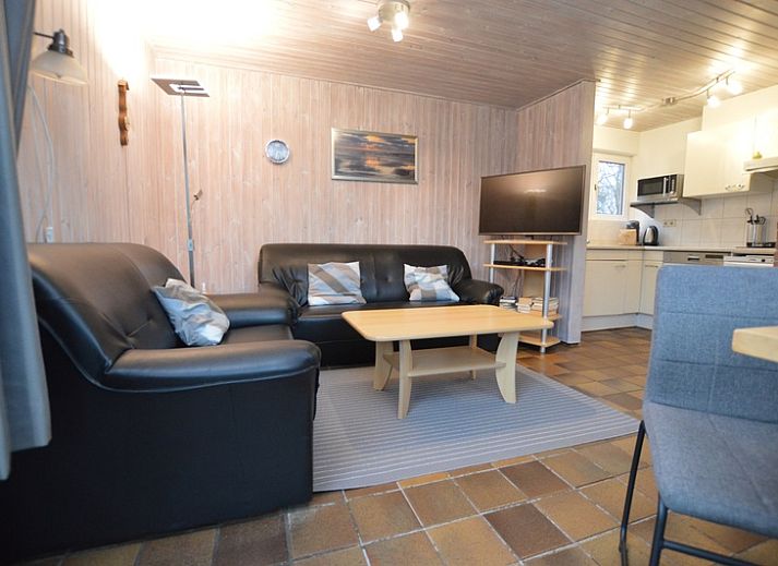 Ferienhaus Tempelierweg 37 in De Dennen, Texel mit Sonnenterrasse und gruenem Garten.