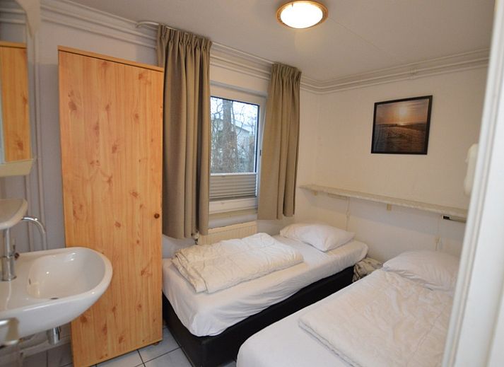 Gemuetliches Esszimmer im Tempelierweg 37, De Dennen, Texel mit Holztisch und bequemen Stuehlen.