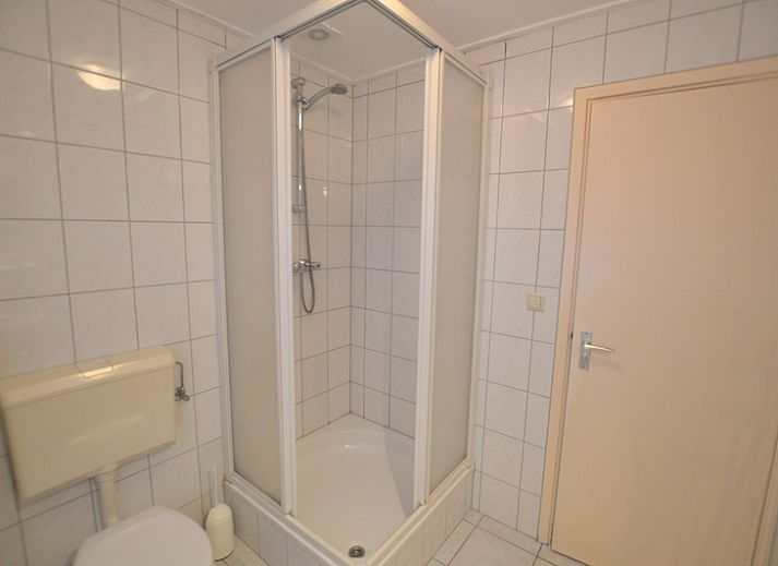 Gemuetliches Esszimmer im Tempelierweg 37, De Dennen, Texel mit Holztisch und bequemen Stuehlen.