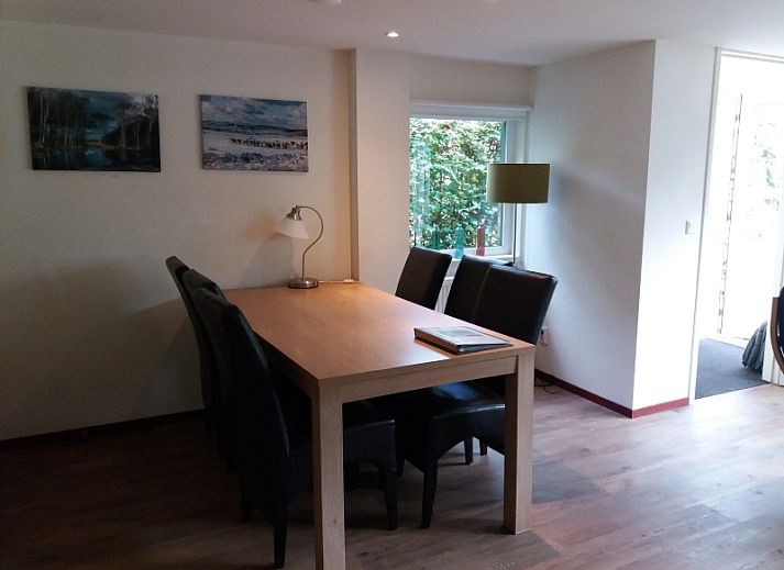 Bollenveld - de Iris vakantiehuis in De Dennen, Texel met ruime tuin en groene omgeving.