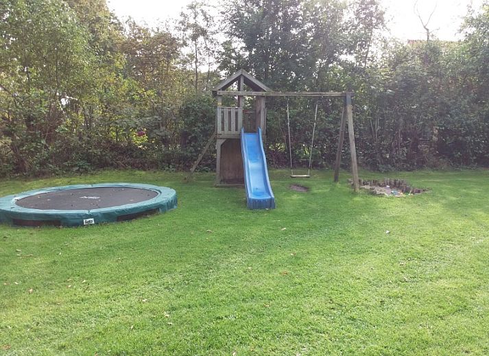 Terrasse des Ferienhauses Bollenveld - de Tulp in De Dennen, Texel mit bequemen Sitzgelegenheiten.