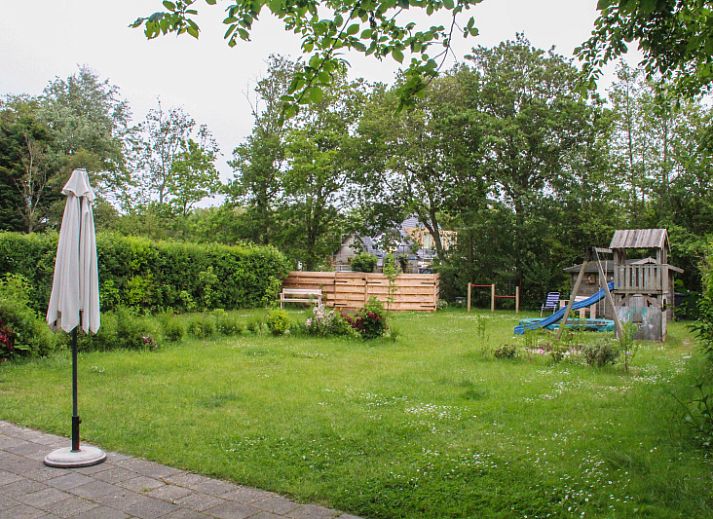 Terrasse des Ferienhauses Bollenveld - de Tulp in De Dennen, Texel mit bequemen Sitzgelegenheiten.